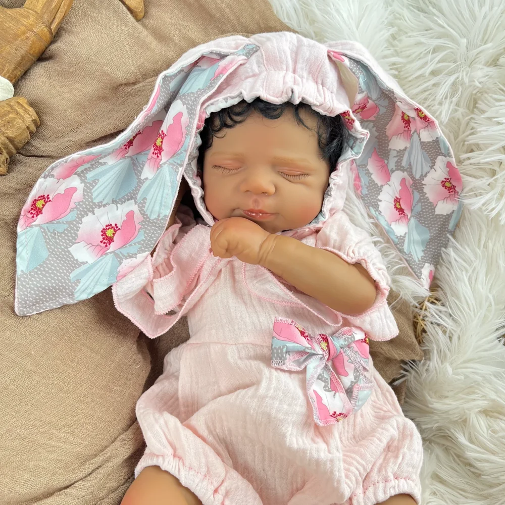 BZDOLL 19 cali (48 cm) Śpiąca Lalka Reborn, Ciemnobrązowa Skóra, Winylowe Ręce i Nogi, Materiałowy Korpus, Zabawka, Modny Prezent Urodzinowy dla Dzieci