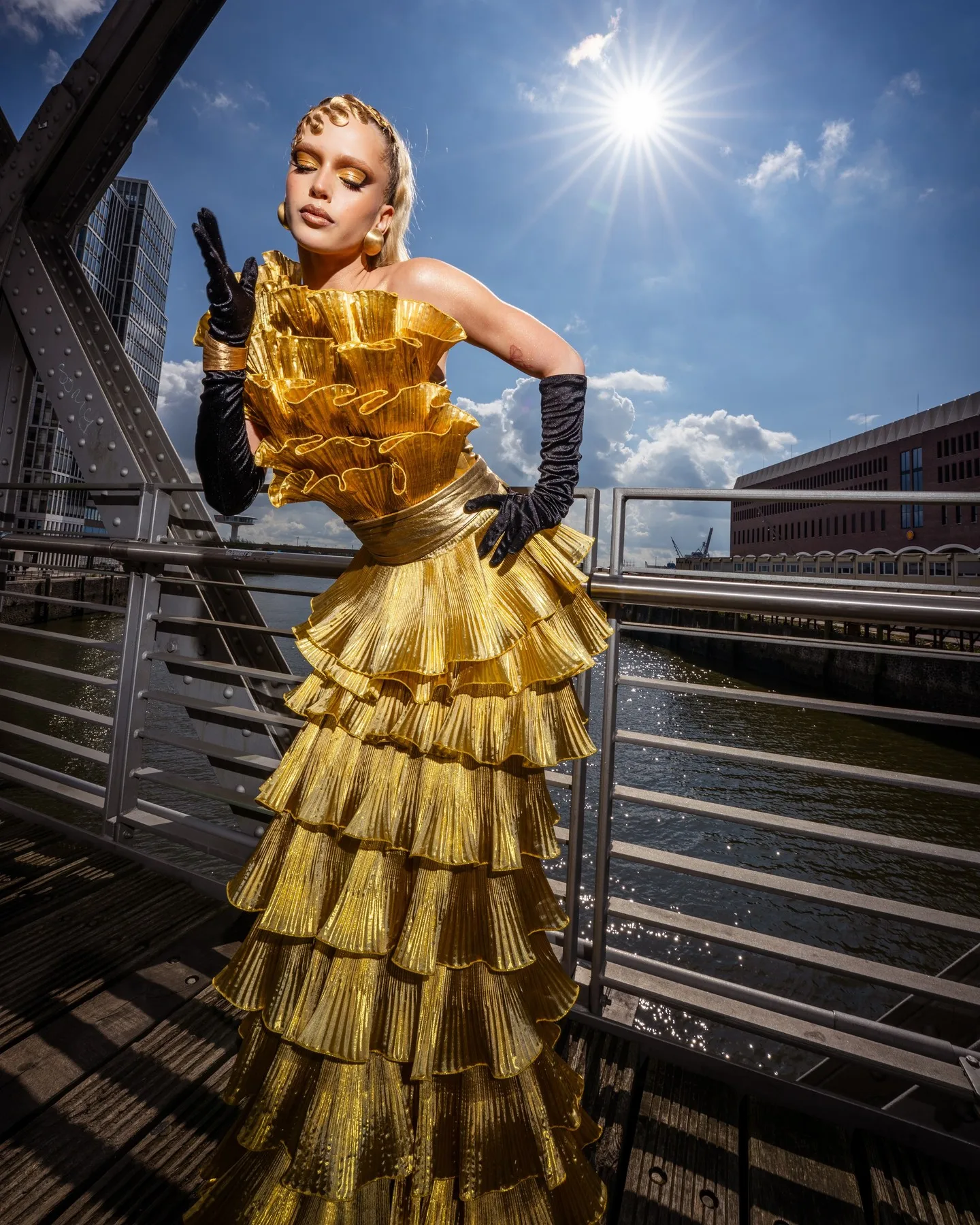 Złota, marszczona długa suknia wieczorowa z odkrytymi ramionami, warstwowa suknia maxi, cekinowa suknia na imprezę, bal dla kobiet 2026, plisowane suknie galowe.