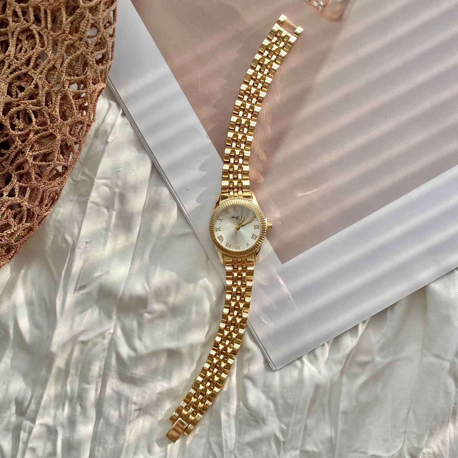 

Новые женские кварцевые часы, простые золотистые часы с браслетом из сплава, женские наручные часы для девочек, часы-шарм, часы для платья, Relogio Feminino