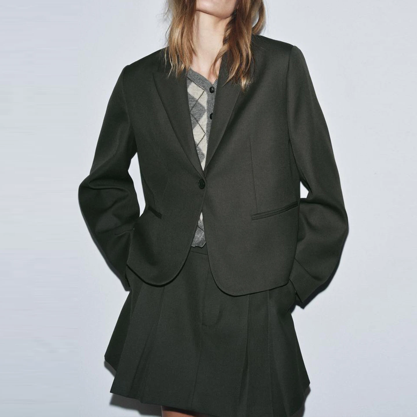 Nowy damski komplet na jesień 2025: żakiet o prostym kroju, spódnica plisowana, modny zestaw marki Z, długi rękaw, długość spódnicy.