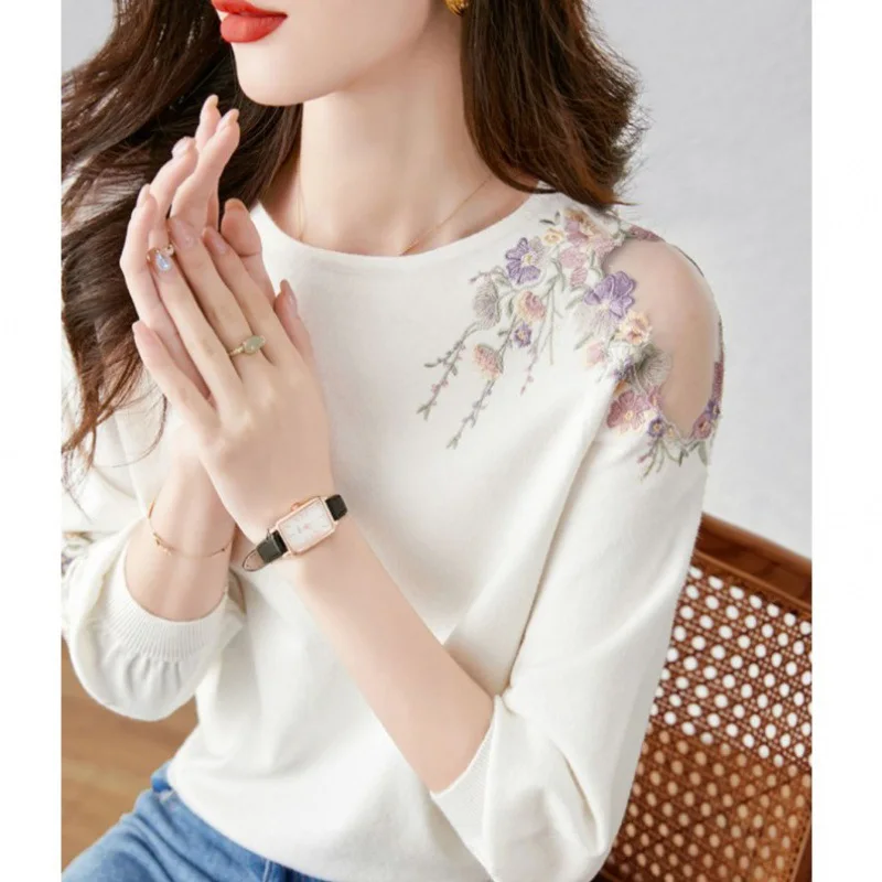 Women's Hollow Knitted Sweater with Sweet and Fresh Flowers Slimming Round Neck Pullover Top