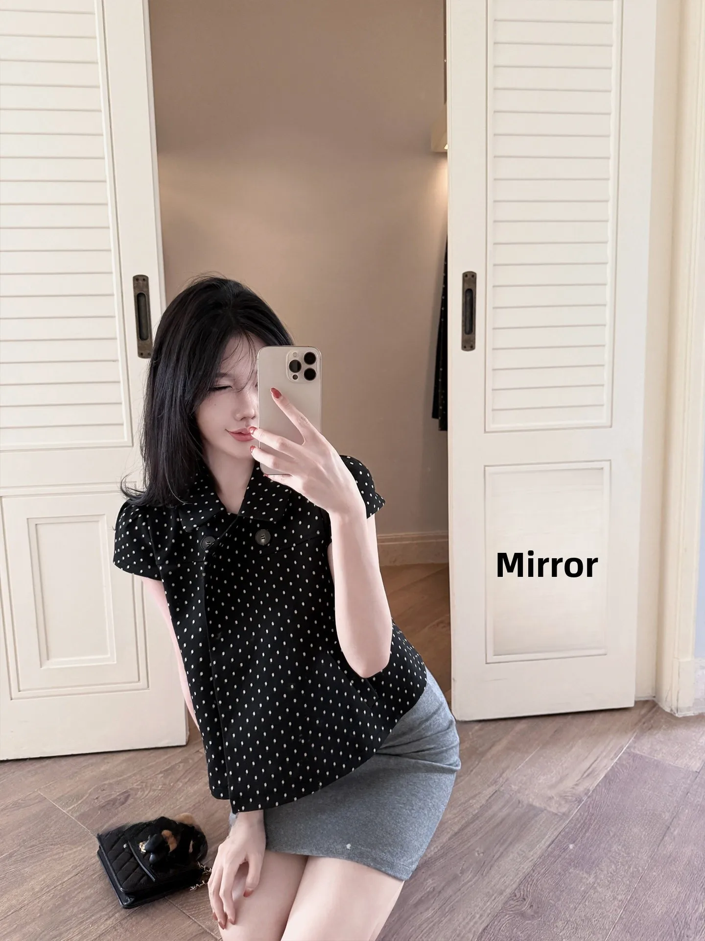 

Черная женская рубашка в горошек с коротким рукавом, летняя, свободного кроя, укороченная, во французском стиле, модная, премиум-класса