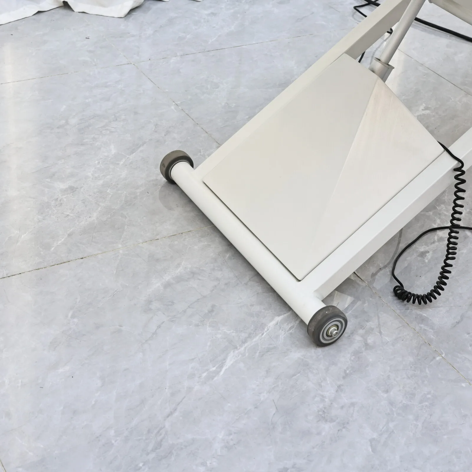 Extrem einfache, windbetriebene elektrische Kosmetikliege, hochwertige Spa-Liege für Schönheitssalons, Therapieliege mit Fußpedalsteuerung, verstellbar. – Detail 11