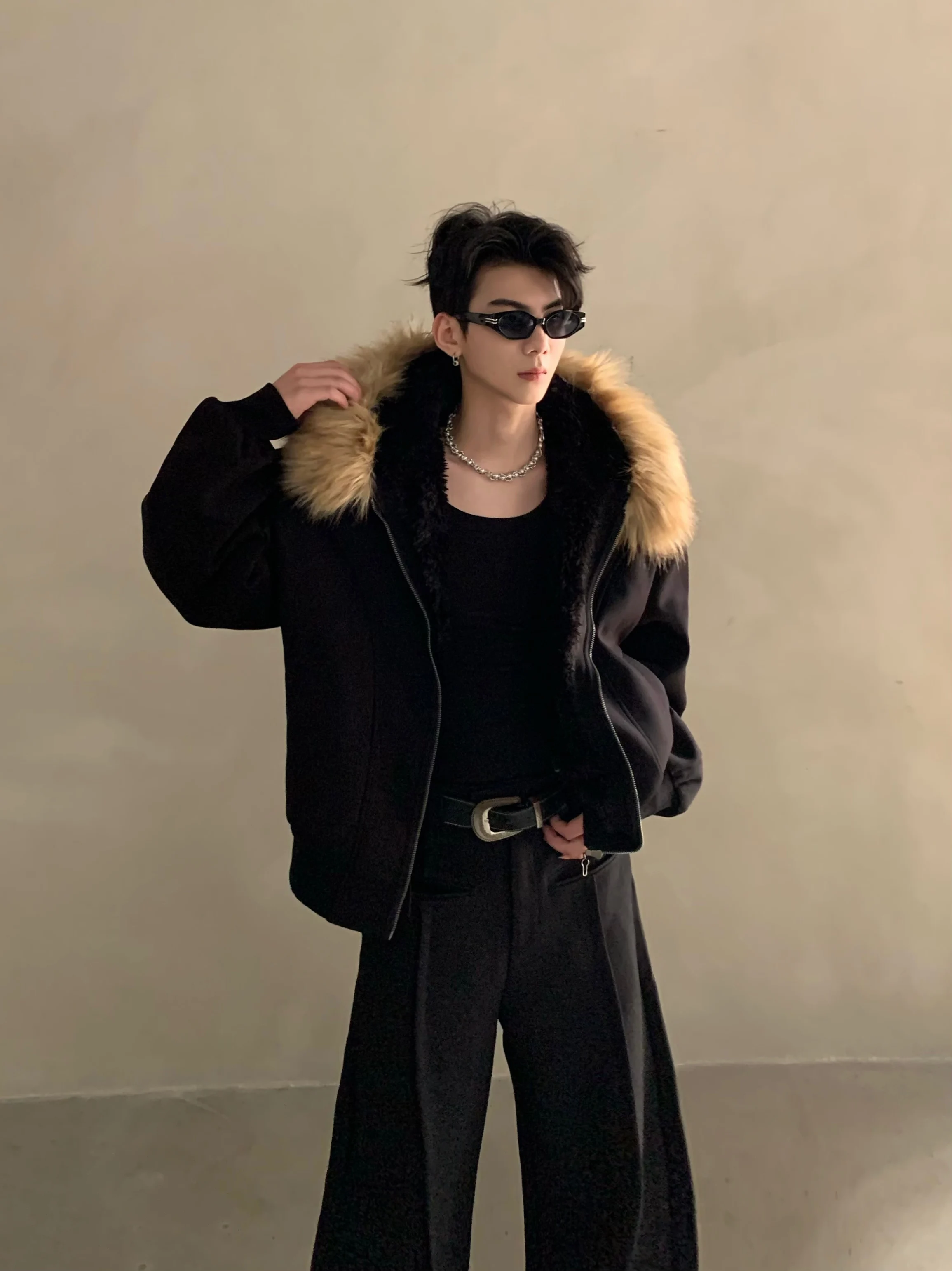 معاطف رجالية شتوية جديدة على الطراز الأمريكي لعام 2025 ذات ياقة من الفرو الصناعي مع قلنسوة معاطف مريحة سميكة وفضفاضة بلون سادة سترات أنيقة #3