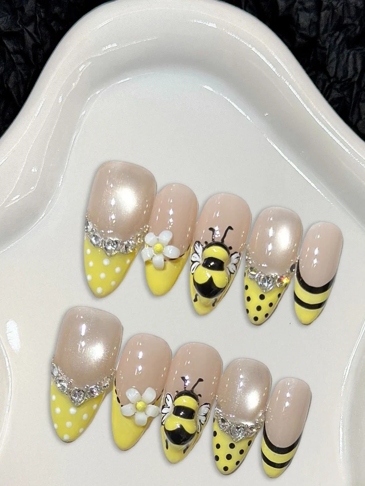 10 piezas de uñas postizas lindas con abejas amarillas, efecto ojo de gato, lunares, estilo francés, con flores de pedrería, hechas a mano 4