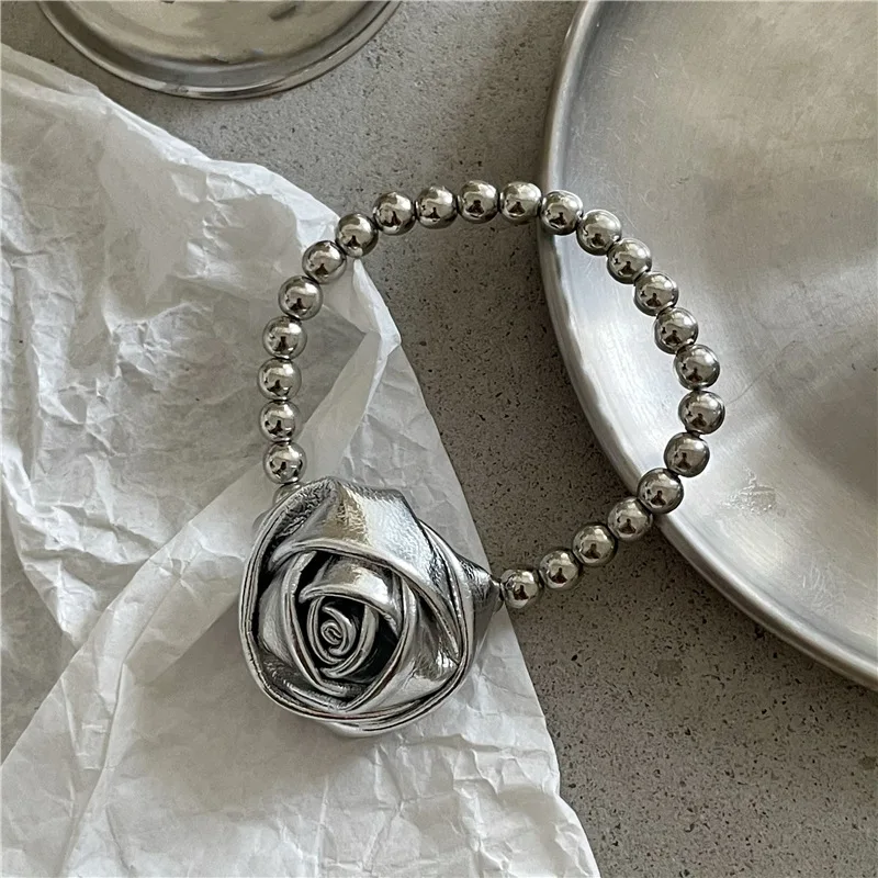 ربطة شعر عصرية لامعة من جلد البولي يوريثان على شكل برعم وردي للنساء مع ربطة شعر مرنة مخصصة من الخرز الفضي