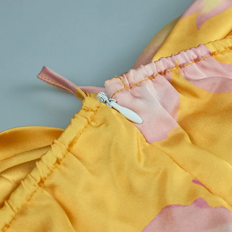 2025年夏新作 イエロー プリント サテンワンピース ノースリーブ ハンギングネック バックレス ロングスカート セクシー スタイル ファッションと快適さを兼ね備えたドレス