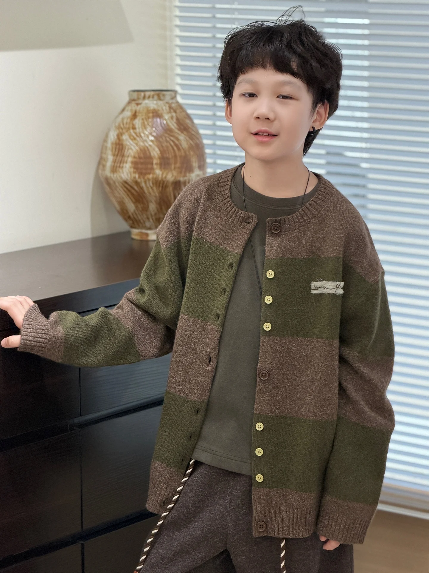 elegante-cardigan-in-maglia-per-ragazzi-stile-retro-materiale-morbido-e-confortevole-giacca-a-maniche-lunghe-di-media-lunghezza-per-bambini-dai-3-ai-14-anni