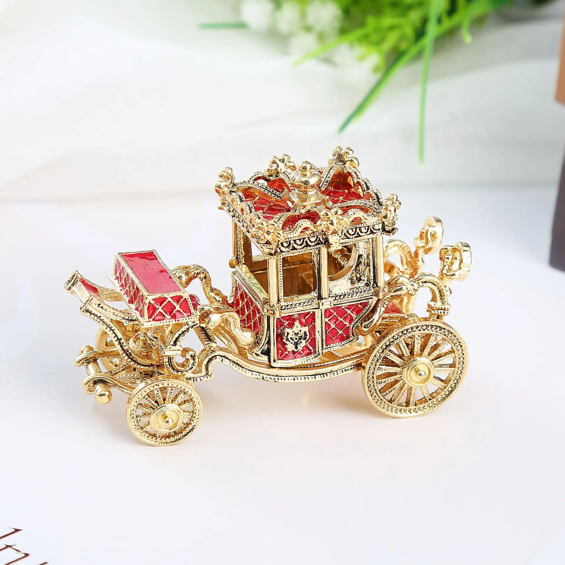 Diamond inlaid enamel painted metal crafts, crown carriage, home small ornaments