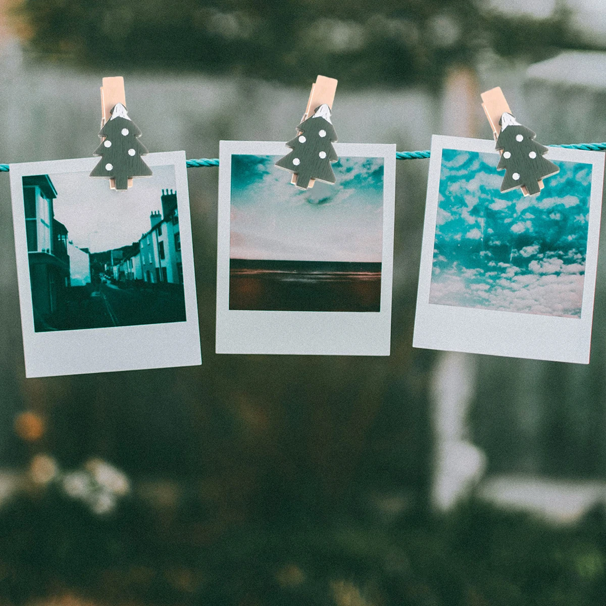 

25 Pcs Christmas Tree Clips Mini Photo Folder Wooden Clothespins for Craft Hanging Home Decor Xmas Ornament Display