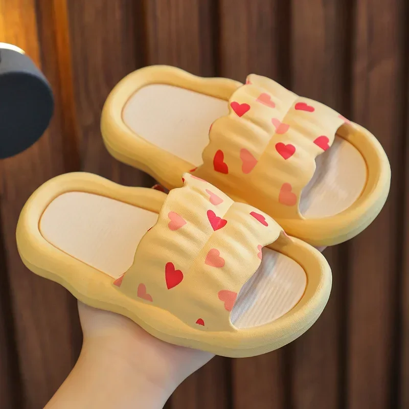 Kids Slippers Summer Anti Slip Indoor Home Slippers Love EVA Girls Shoes Cute Princess Beach Shoes Soft Sole Bathroom Slides 슬리퍼