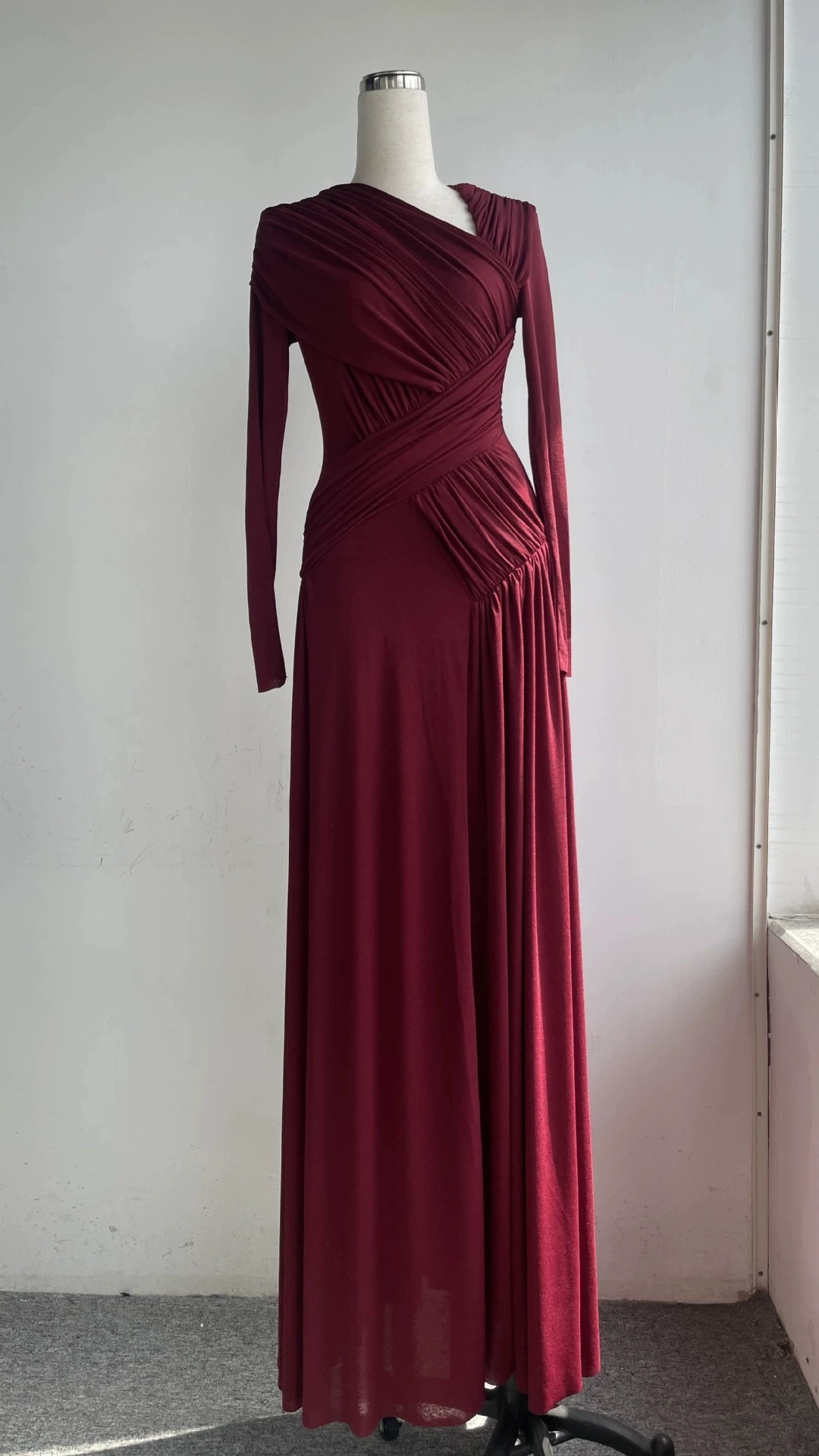 Niche-ontwerp geplooide asymmetrische maxi-jurk met lange mouwen 2025 vroege herfst vloerlange high-end jurk-GZXX1157