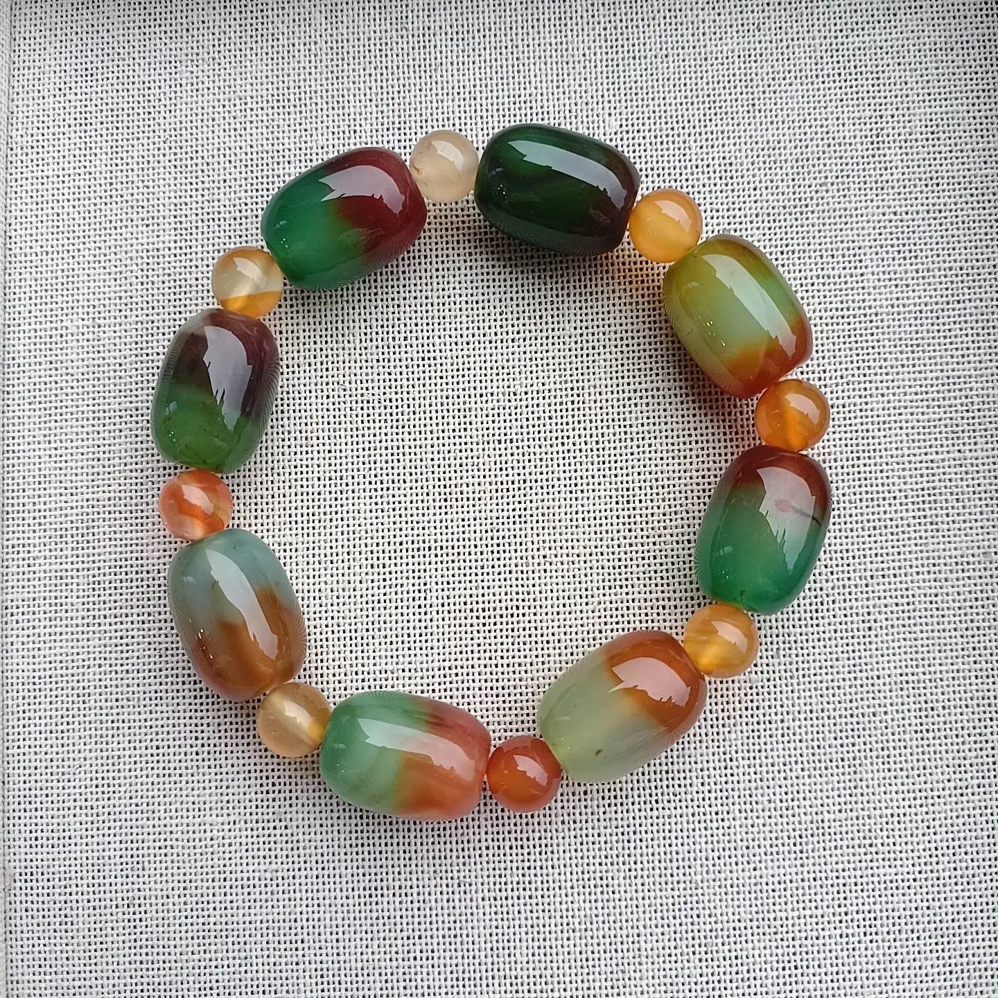 

The exquisite agate multi-color peacock bracelet symbolizes wealth and status. It is a perfect gift for family and friends