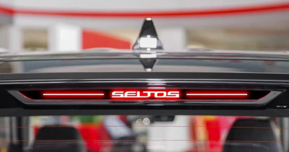 Autocollant de feu stop avec Logo en Fiber de carbone, 1 pièce, couverture décorative de frein à haute luminosité, autocollants de voiture pour KIA SELTOS 2023 2024