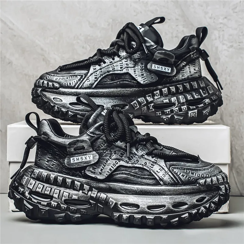 Zapatillas casuales para hombre con parte superior de patchwork, cordones gruesos de yute y suela serrada tipo neumático para mayor altura y agarre antideslizante, lo que las hace llamativas y adecuadas para varios atuendos, incluyendo ropa urbana y casual de uso diario.