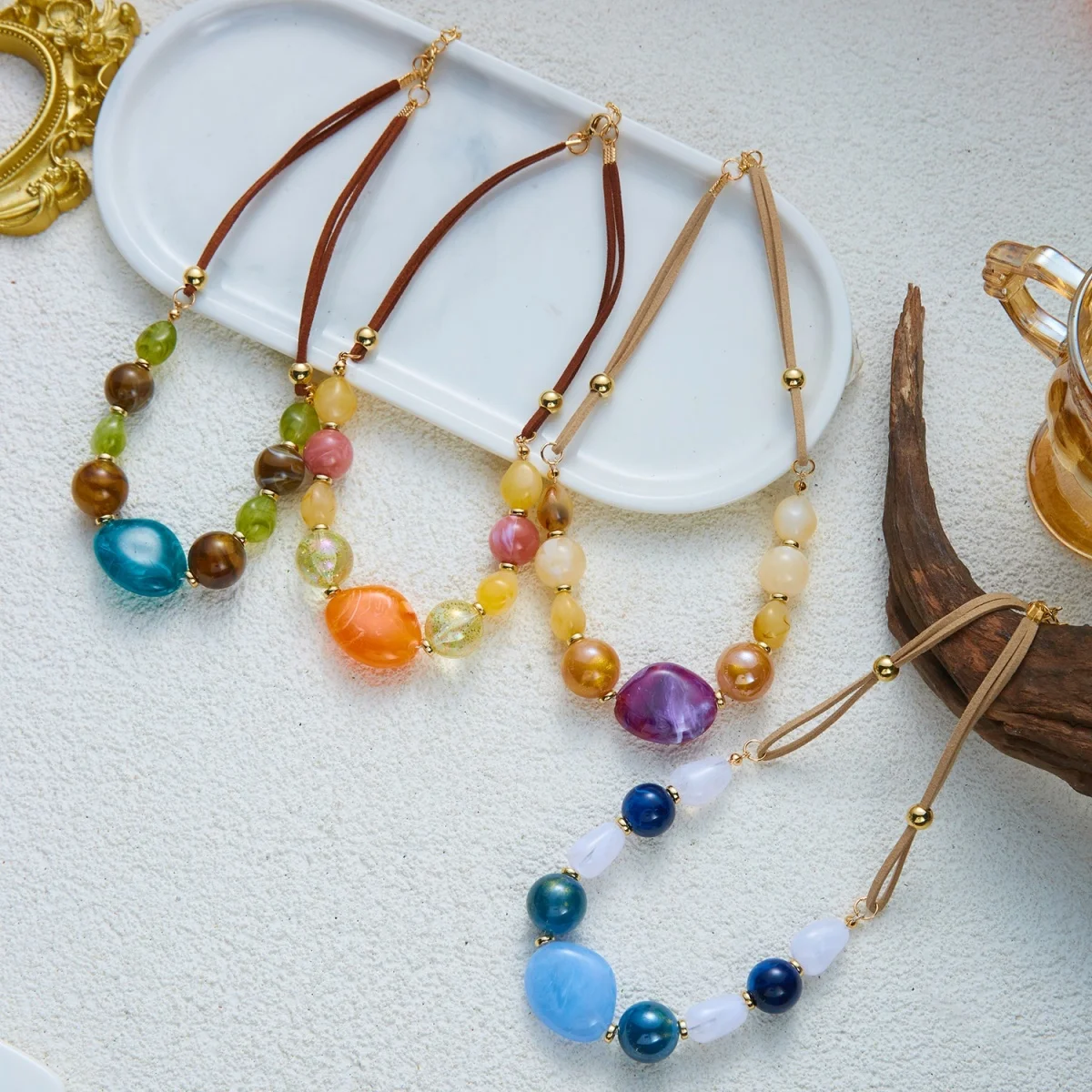 Ins Vintage Mehrfarbige Unregelmäßige Acrylperlen-Halskette für Damen und Herren, Handgefertigte Samtkette, Harzperlen-Choker, Ästhetischer Schmuck – Detail 24