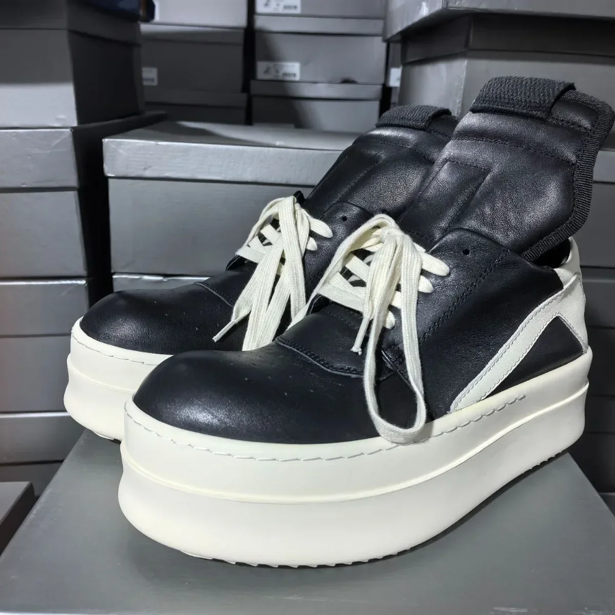 

New Men's and Women's Leather High-top Platform Casual Shoes Designer Round Head Breathable Lace Owens High Heels Luxury Shoes.