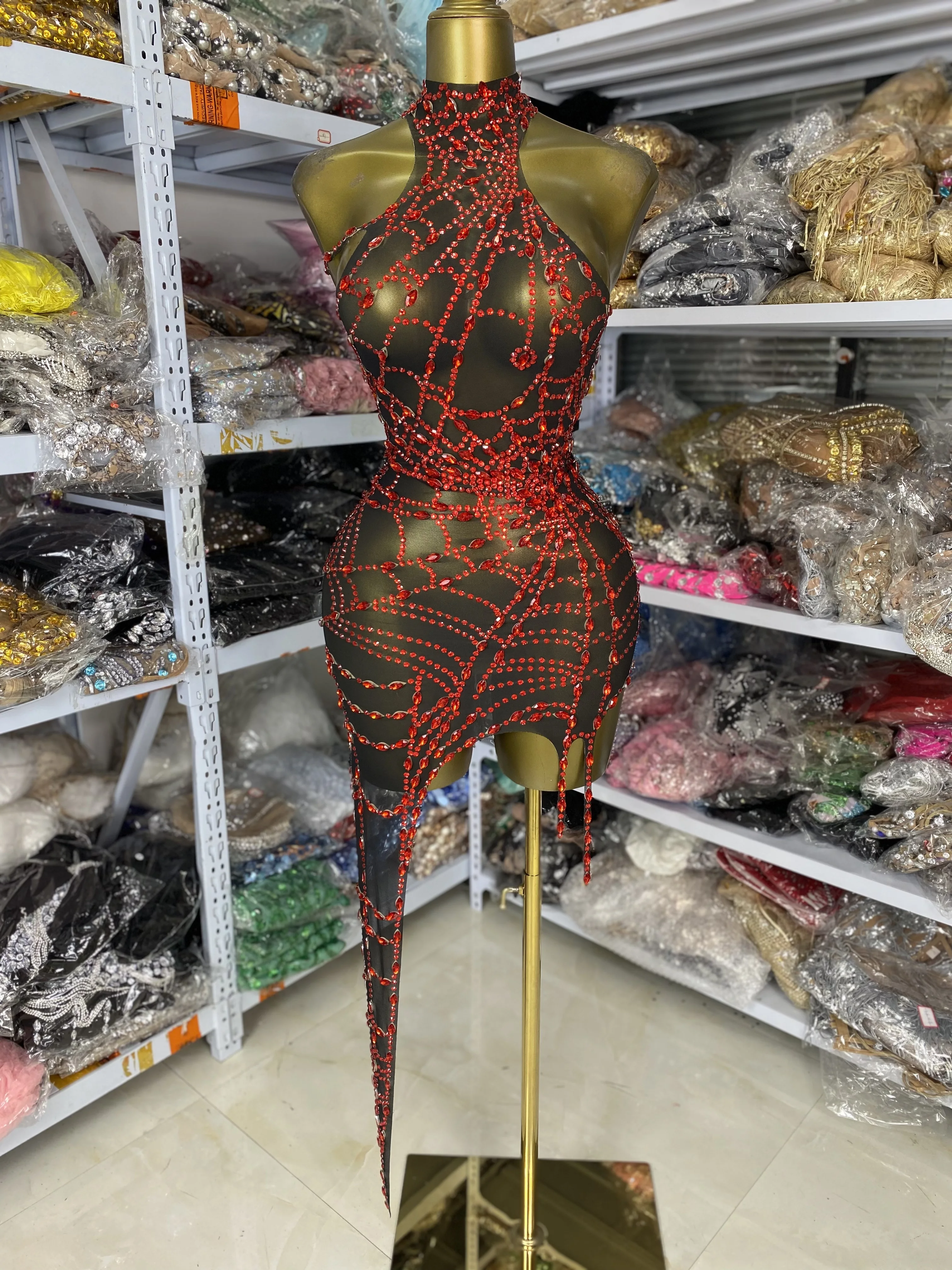 جديد مصمم الراين شبكة قطع غير المتماثلة Bodycon انظر من خلال فستان ملهى ليلي فستان سهرة K-pop أزياء الأداء