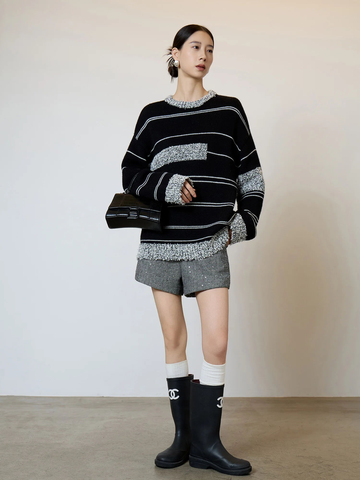 

2025 Fall Winter Gray and Black Color Block Textured Pullover Sweater for Women, Casual Style, Beautiful and Versatile Fashion T