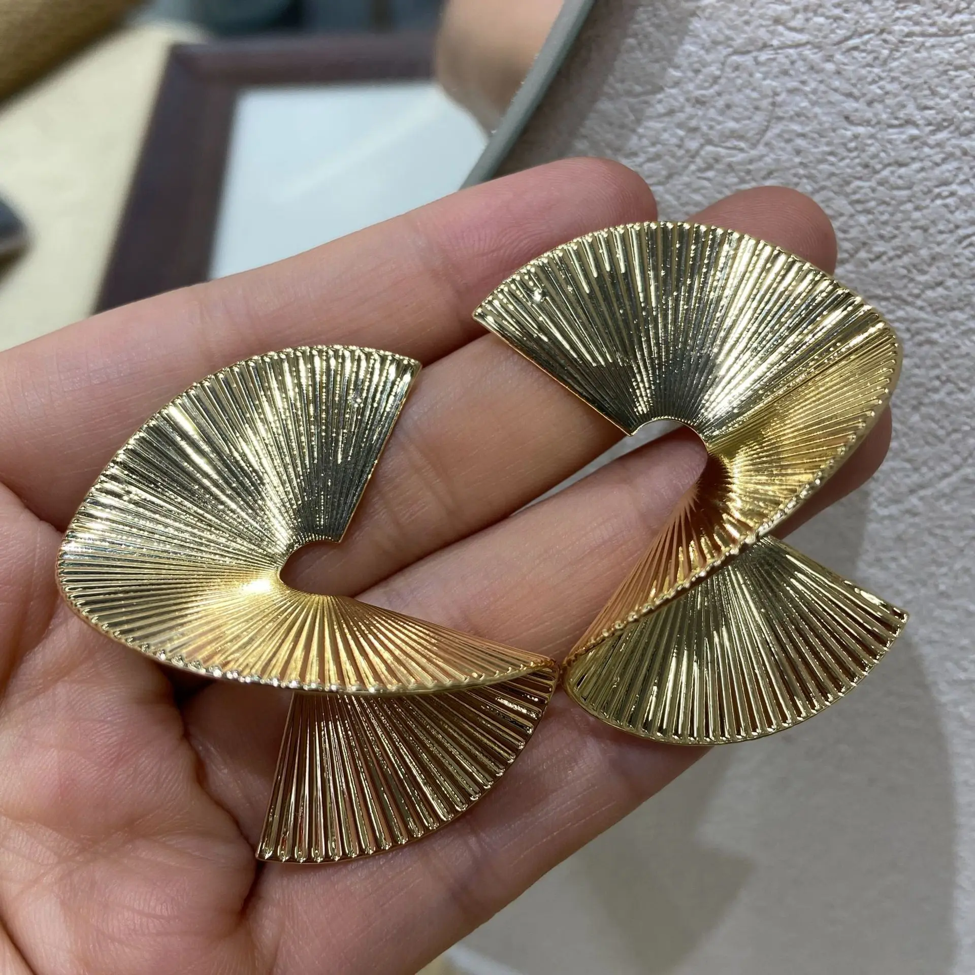 

Women's Fashion Exaggerated Geometric Retro Spiral Fan Blade Earrings