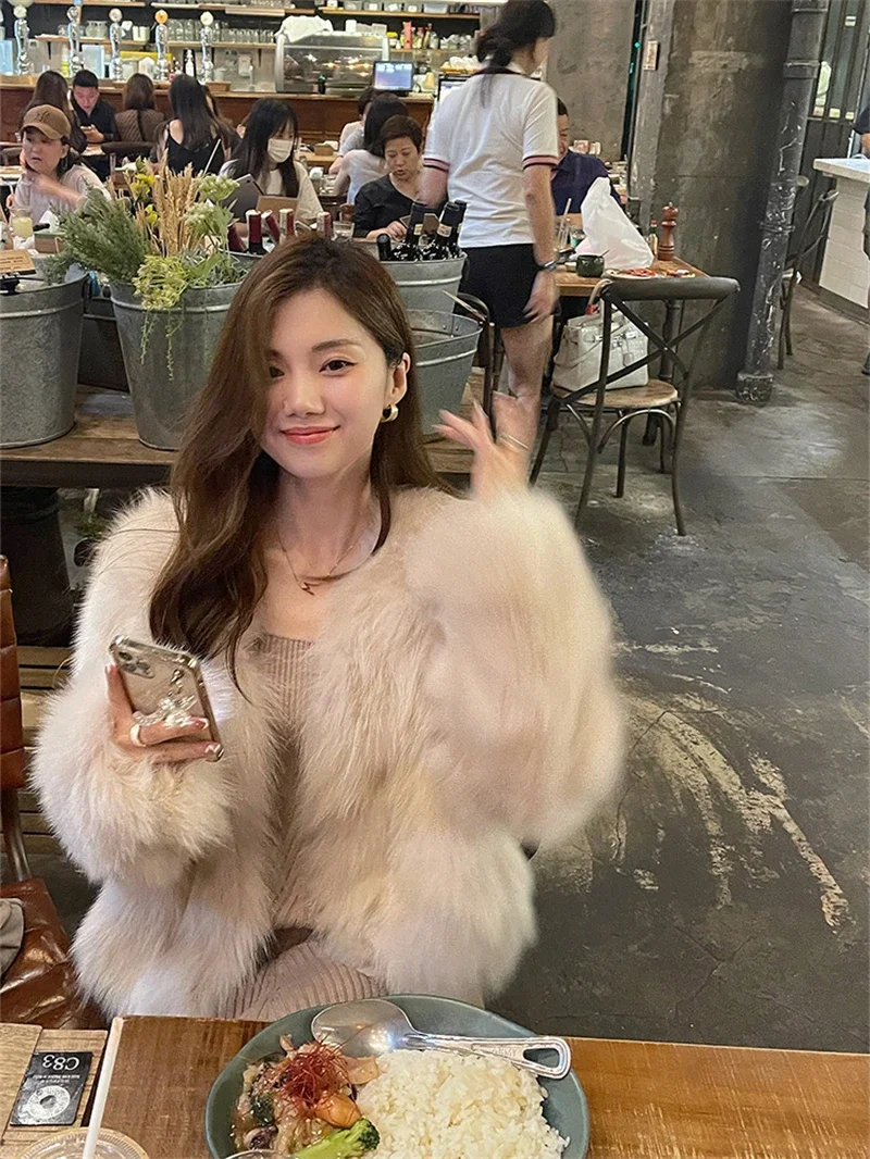 Faux Fur Coat for Fashion Young Lady Short Cut Long Sleeves Winter Women Faux Fur Coats New Arrivals