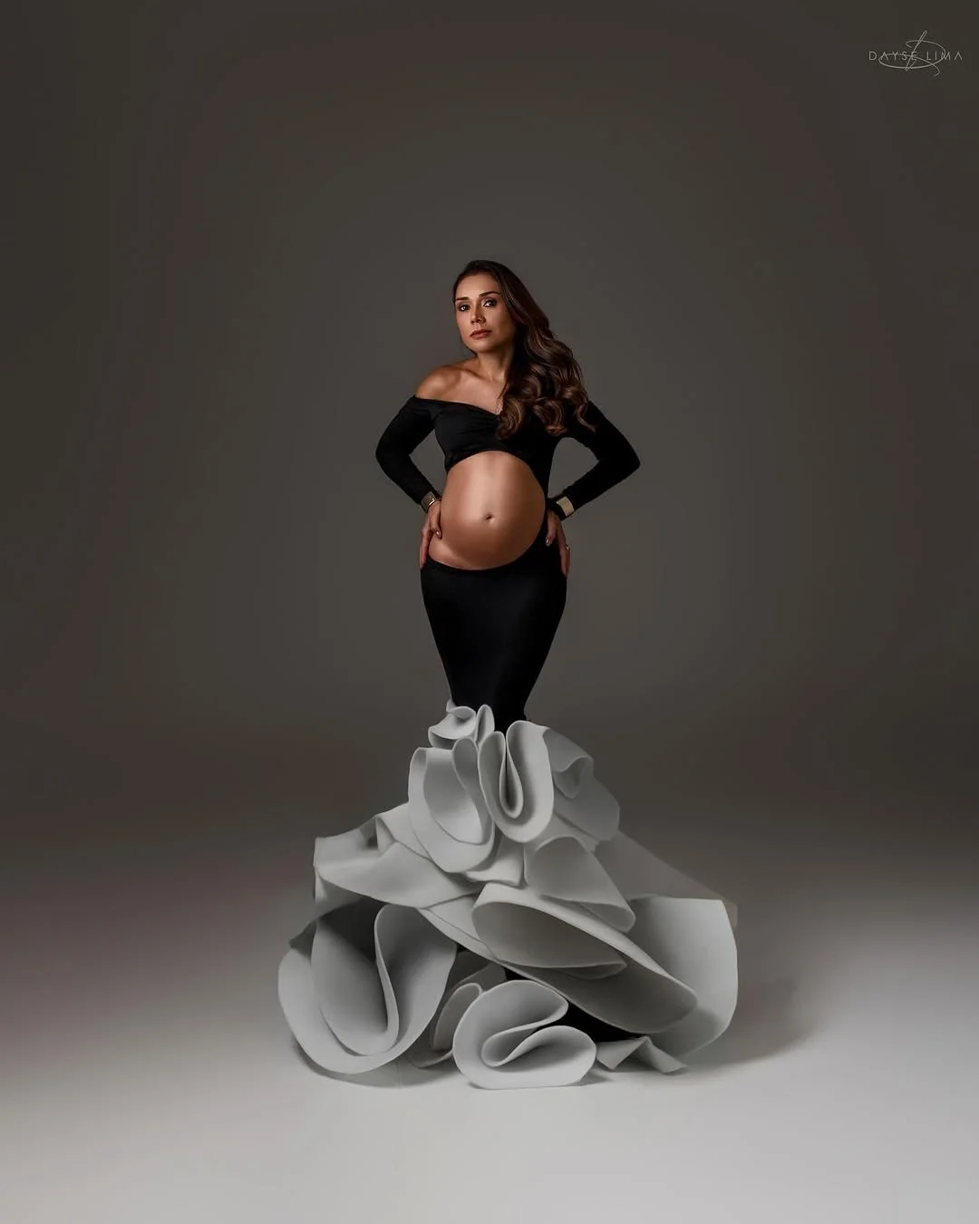 ที่ไม่ซ้ํากันสีดํา Mermaid ชุดคลุมท้องถ่ายภาพสีขาว Big Ruffles V คอеชุดการตั้งครรภ์ยิง Props