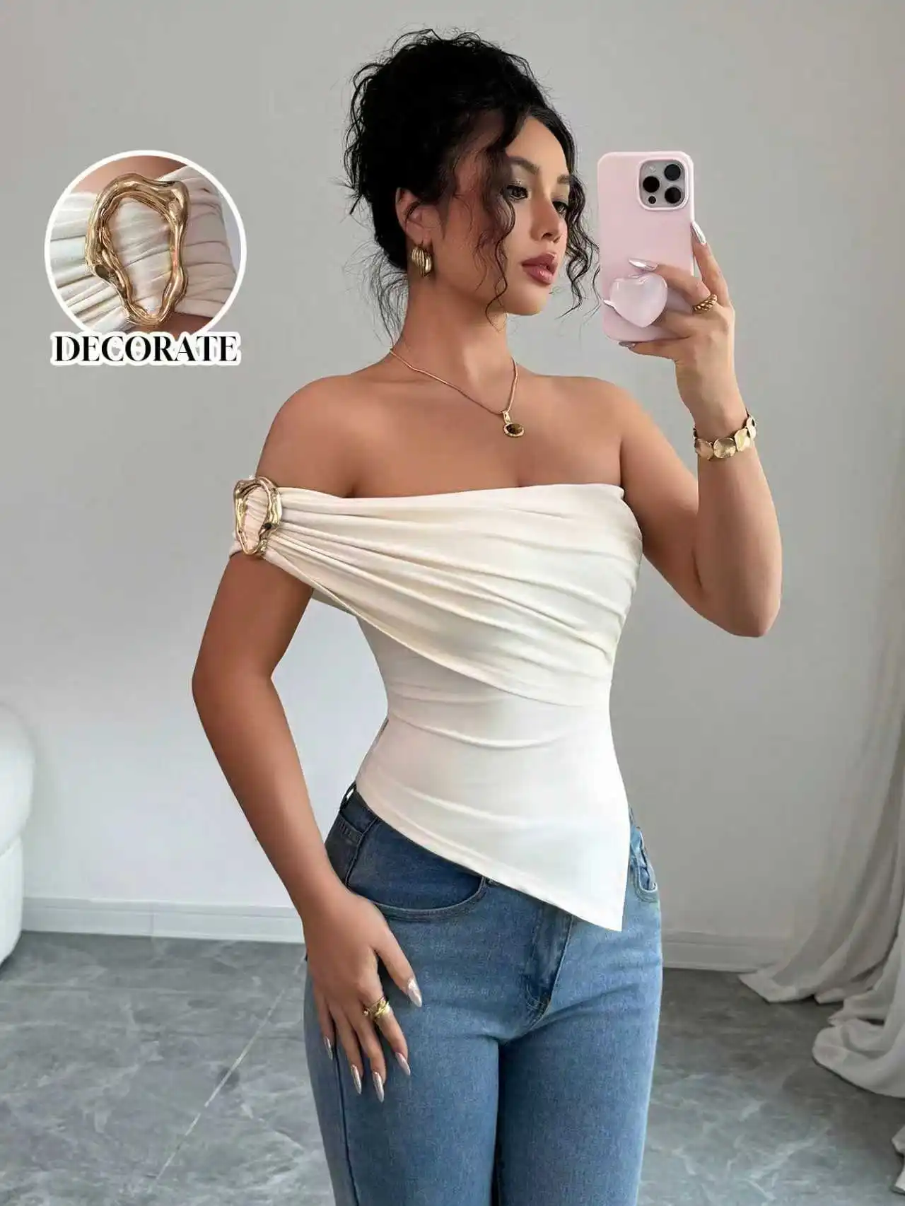 A solid-colored one-shoulder top for ladies in spring and summer with metal buttons