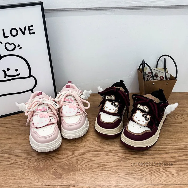 Sanrio Hello Kitty sepatu roti desain Niche sepatu papan Fashion bersol tebal merah anggur sepatu tren olahraga kasual wanita