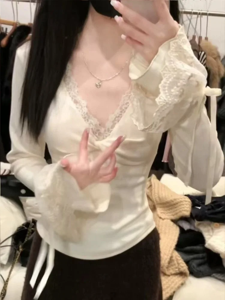 

Осенняя кружевная лоскутная футболка с V-образным вырезом и расклешенными рукавами