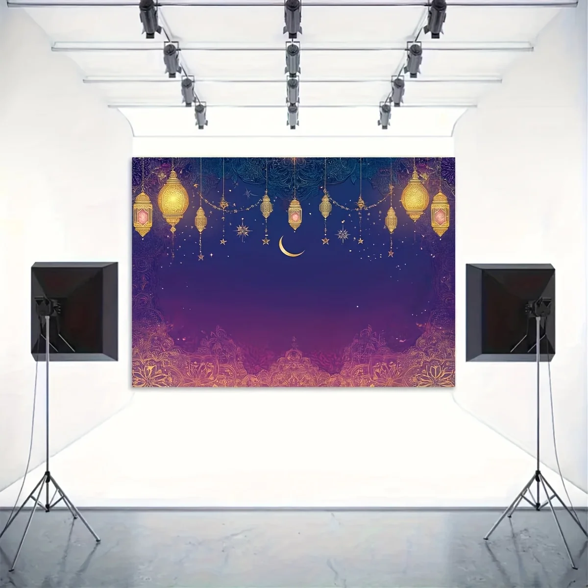 لافتة خلفية رمضان - فوانيس ذهبية معقدة وتصميم قمر الهلال على التدرج الأزرق الداكن إلى الأرجواني