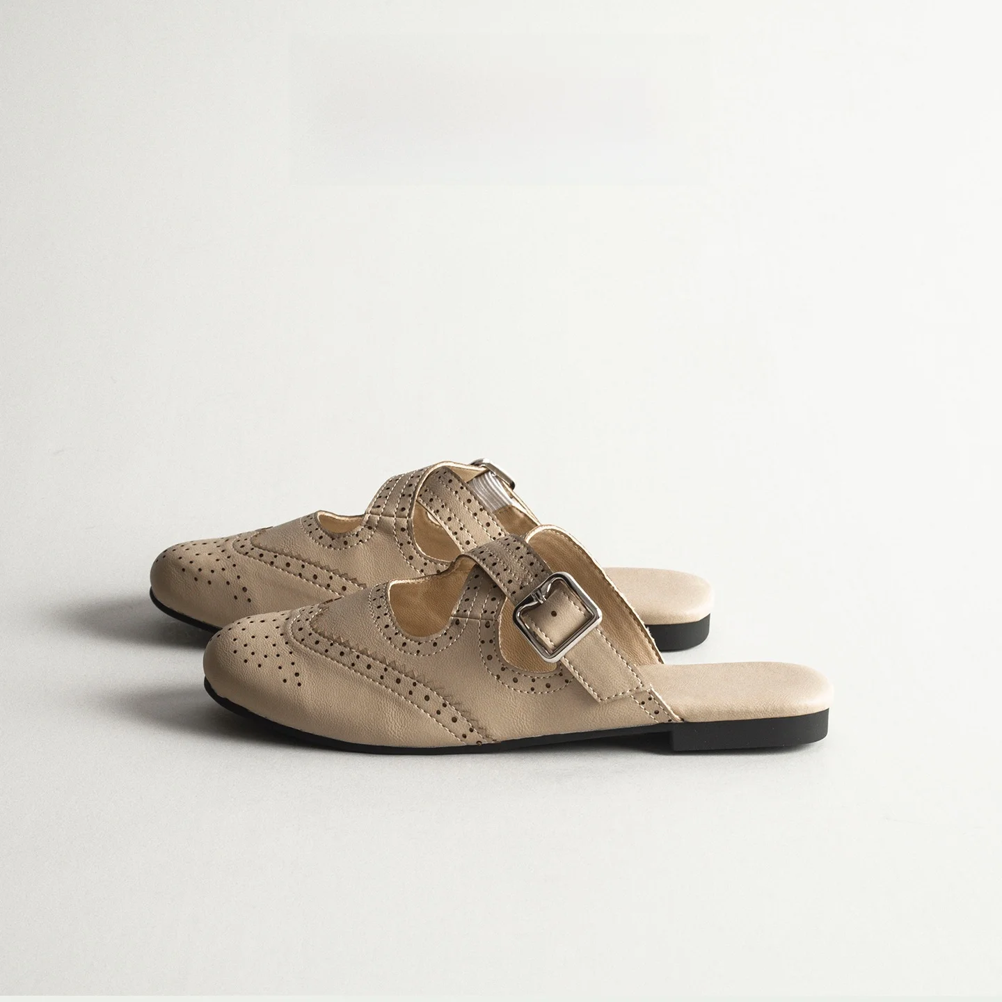 

Leather Carved Flower Headed Slippers Women's Summer Outdoor Vintage Flat Bottom Mules Slip-On Flats High Anti-Slip Rubber Sole