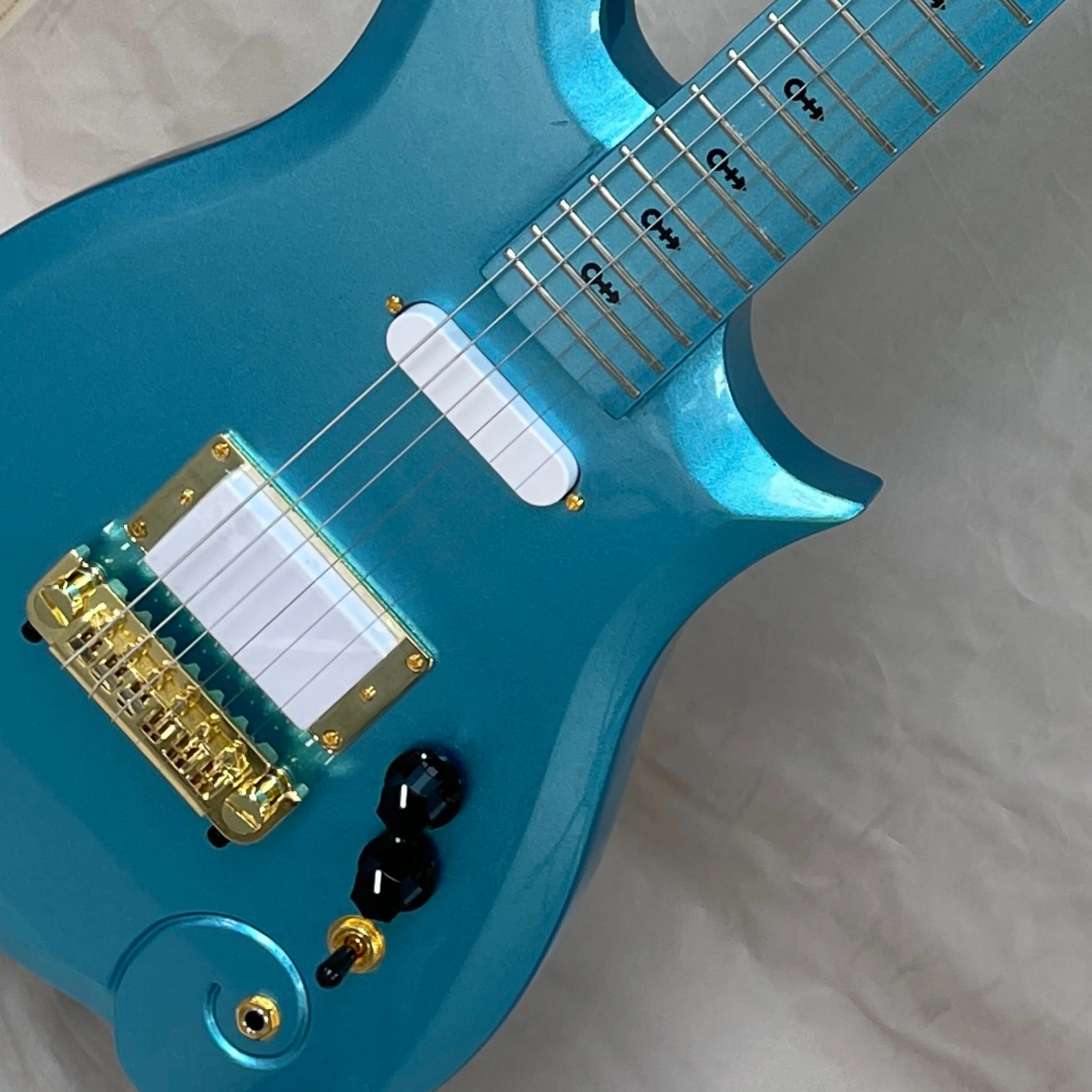 6-string metallic blue electricguitar,The left side of the body features a spiral,gold hardware guitars,uniquely styled guitarra