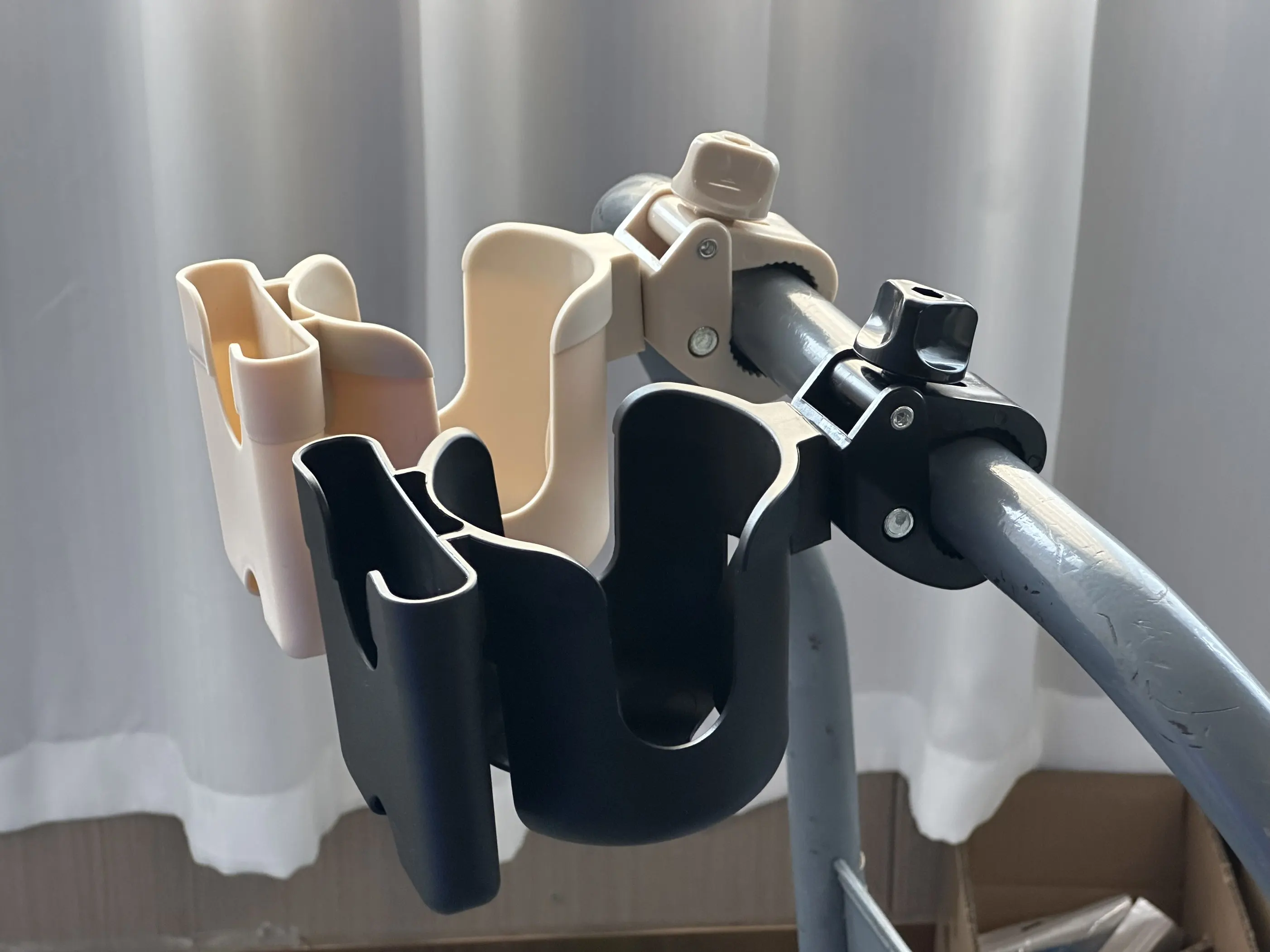 Portavasos universal 2 en 1 para cochecito con soporte para teléfono, portabotellas universal para accesorios de silla de ruedas y cochecito