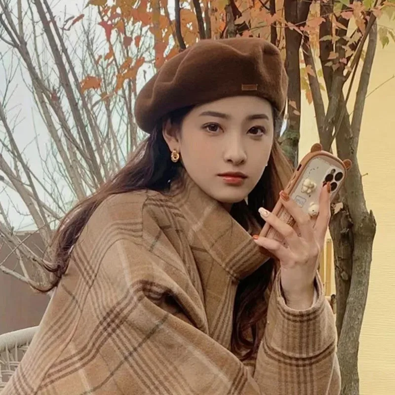 The tweed beret for women in hats is versatile and can show off one's face small octagonal painter hat trend