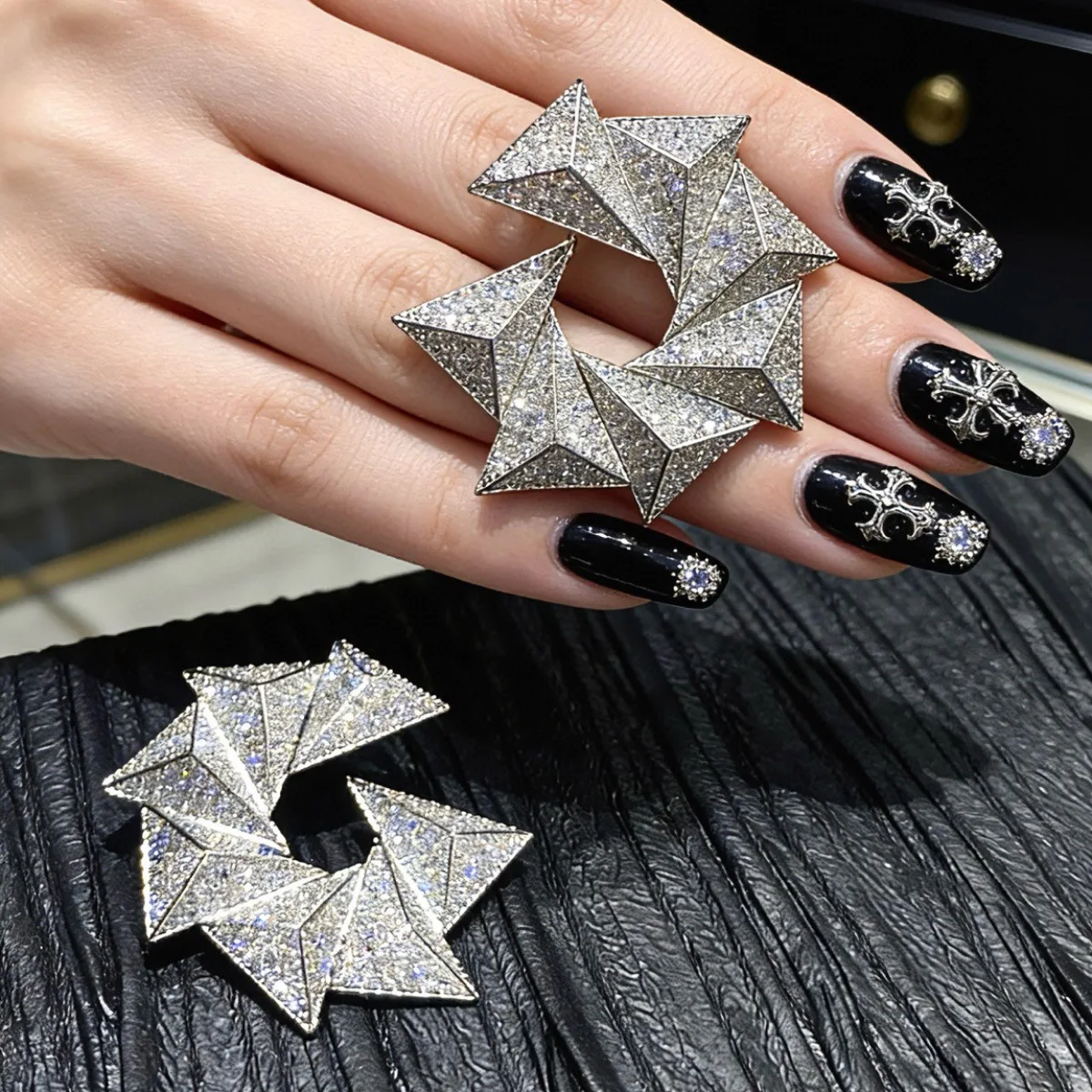 

Модные женские серьги-треугольники с цирконами, геометрический дизайн, 2026