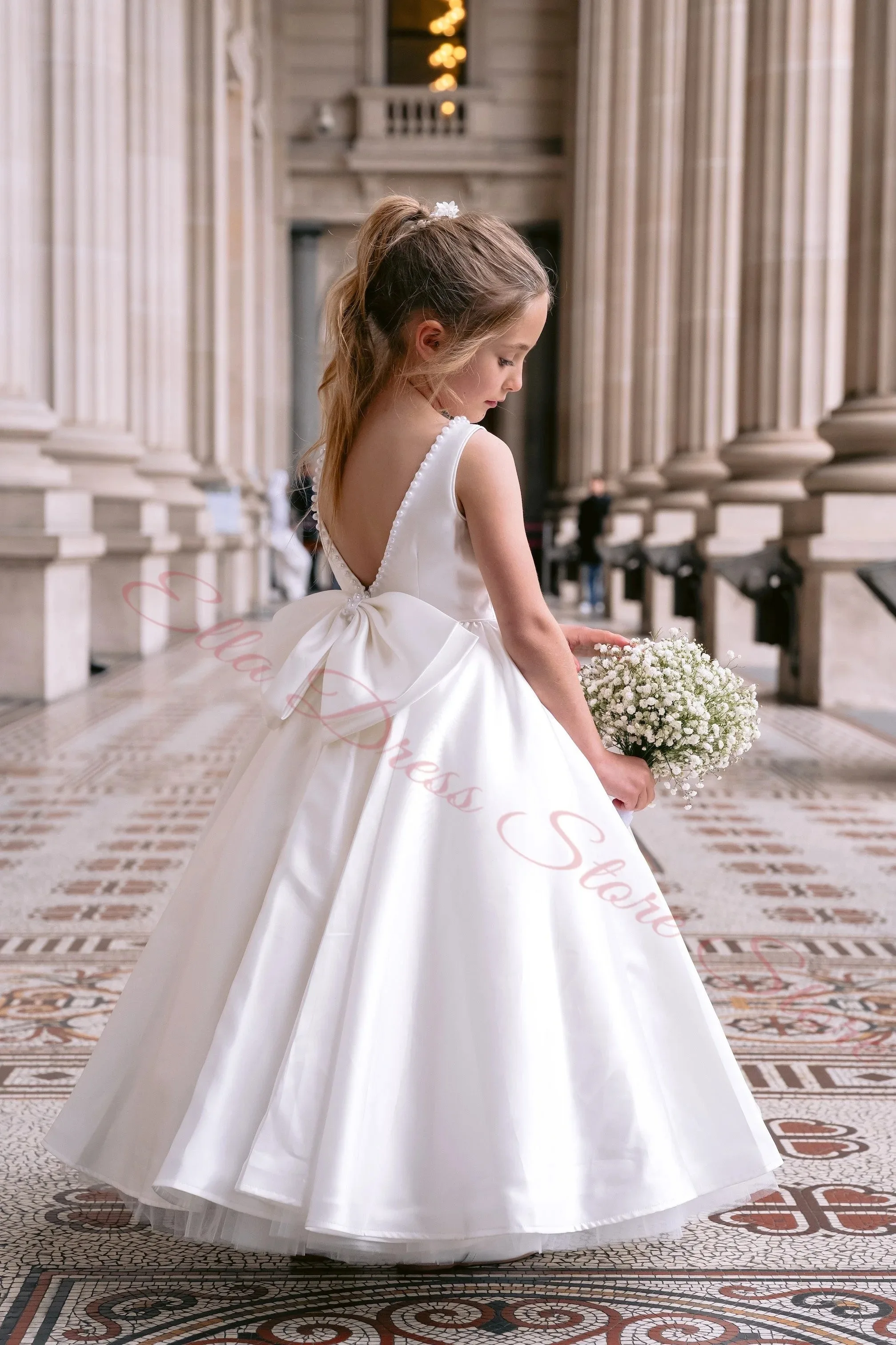 Maßgeschneidertes Weißes Satin-Blumenmädchenkleid für Hochzeiten mit Perlenbesetztem Ausschnitt, Langer Schleife, Taufkleid, Erstkommunionkleid, Großhandel – Detail 4
