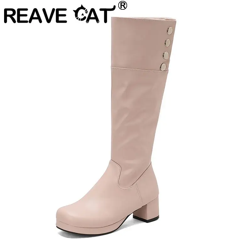 

REAVE CAT 2025 Женские сапоги до колена двойного назначения с квадратным носком и блочным каблуком 5 см, платформа 1,5 см, милые повседневные ботильоны с металлическими украшениями