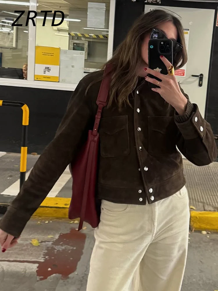 Dámská krátká hnědá semišová bunda s klopou, jednořadé zapínání, plný rukáv, kapsy, dámské kabáty, podzim 2025, dámské svrchní oblečení na dojíždění - náhled 5