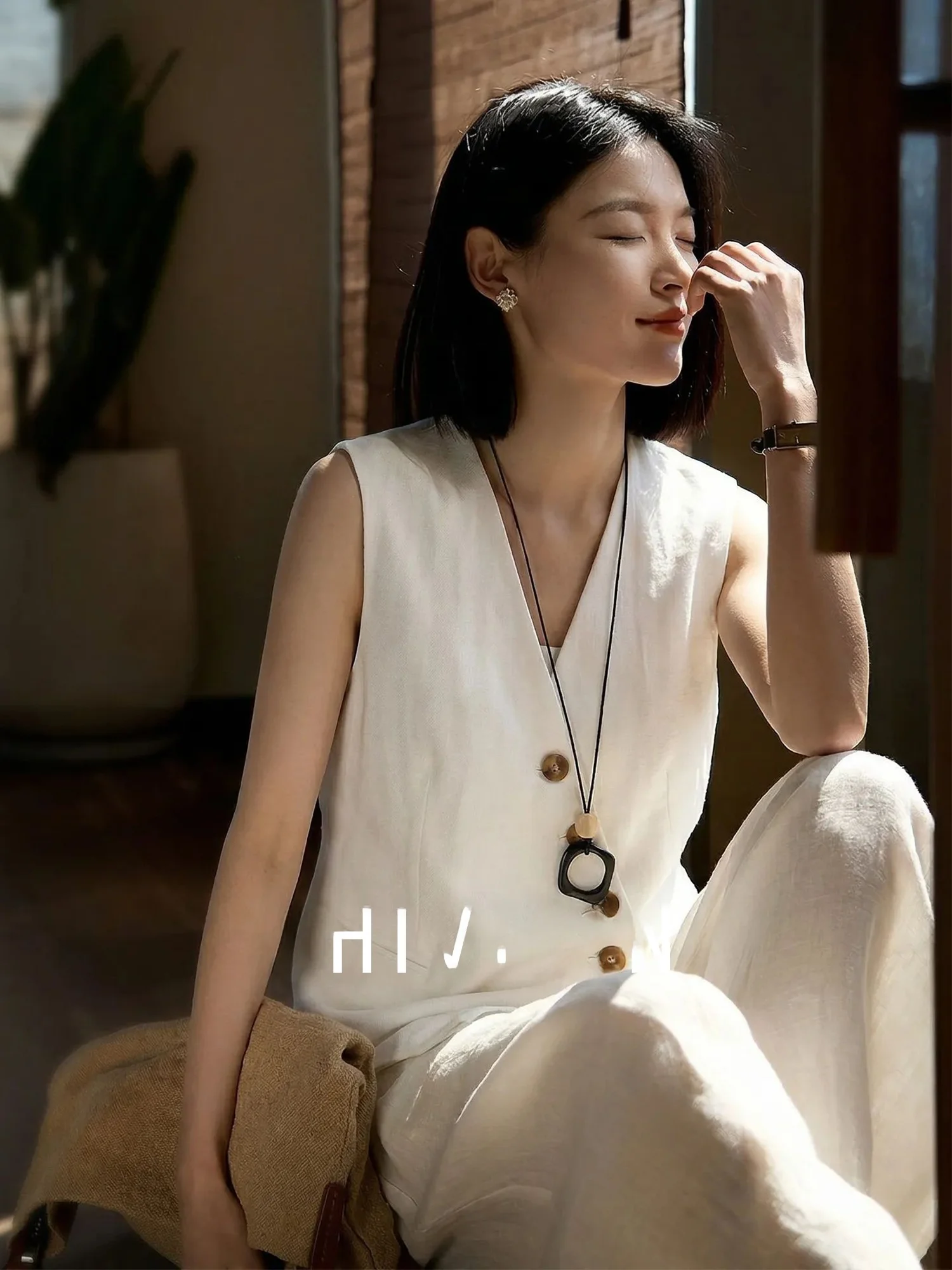 

Женский летний утягивающий топ-майка Chivirin с V-образным вырезом, сборками и одной пуговицей, свободного кроя, в повседневном стиле