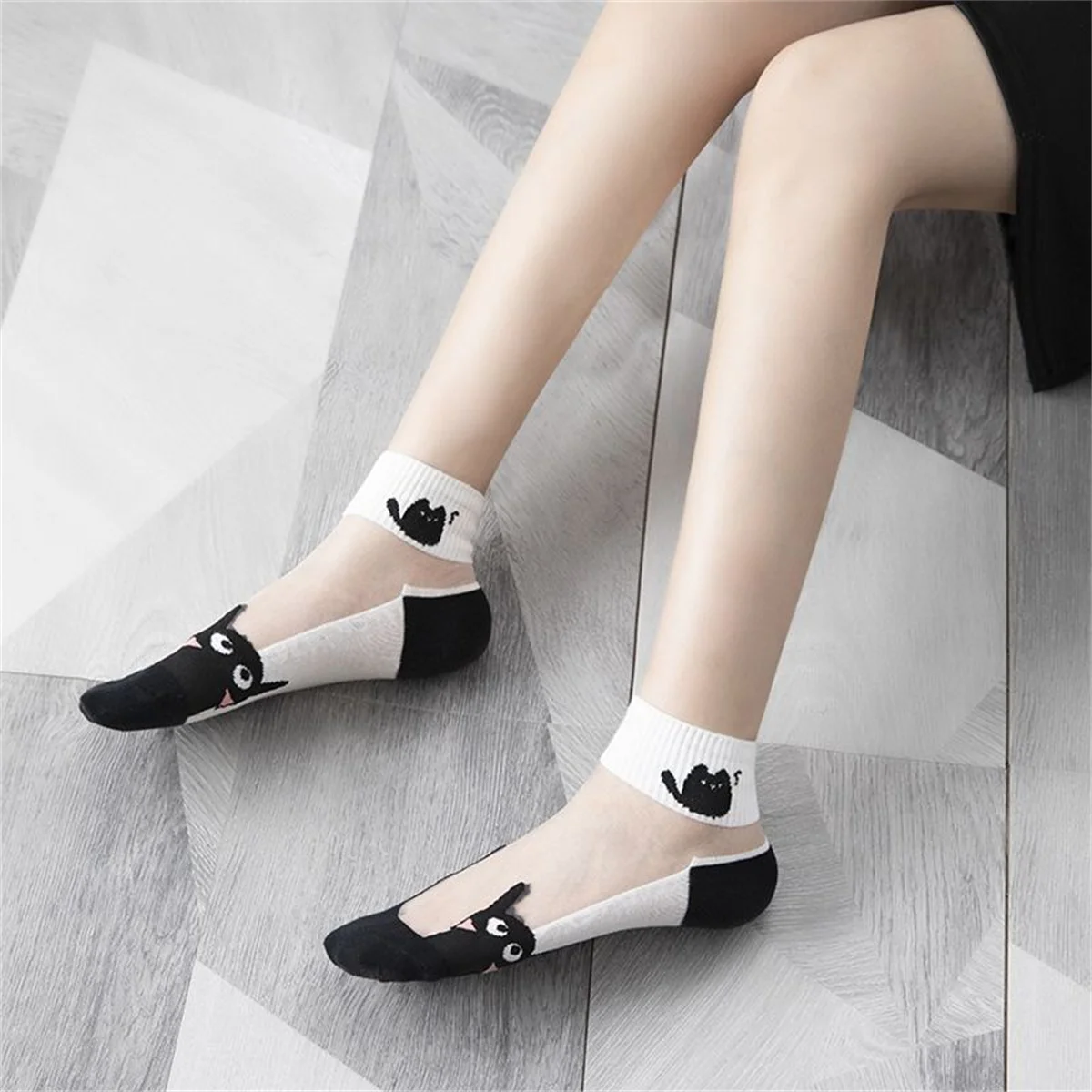 Dreamlikelin 5Pairs/lot Summer Socks Black and White Cat Glass Silk Breathable Female Socks Simple Short Socks