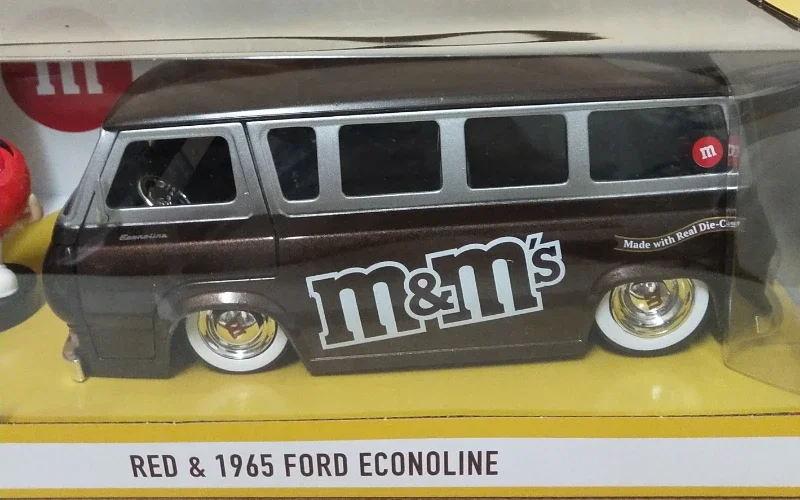 All 1:24 M&M\'S 1965 Ford Econoline High Simulation Diecast Car Metal Alloy Model Car Toys for Children Gift Collection