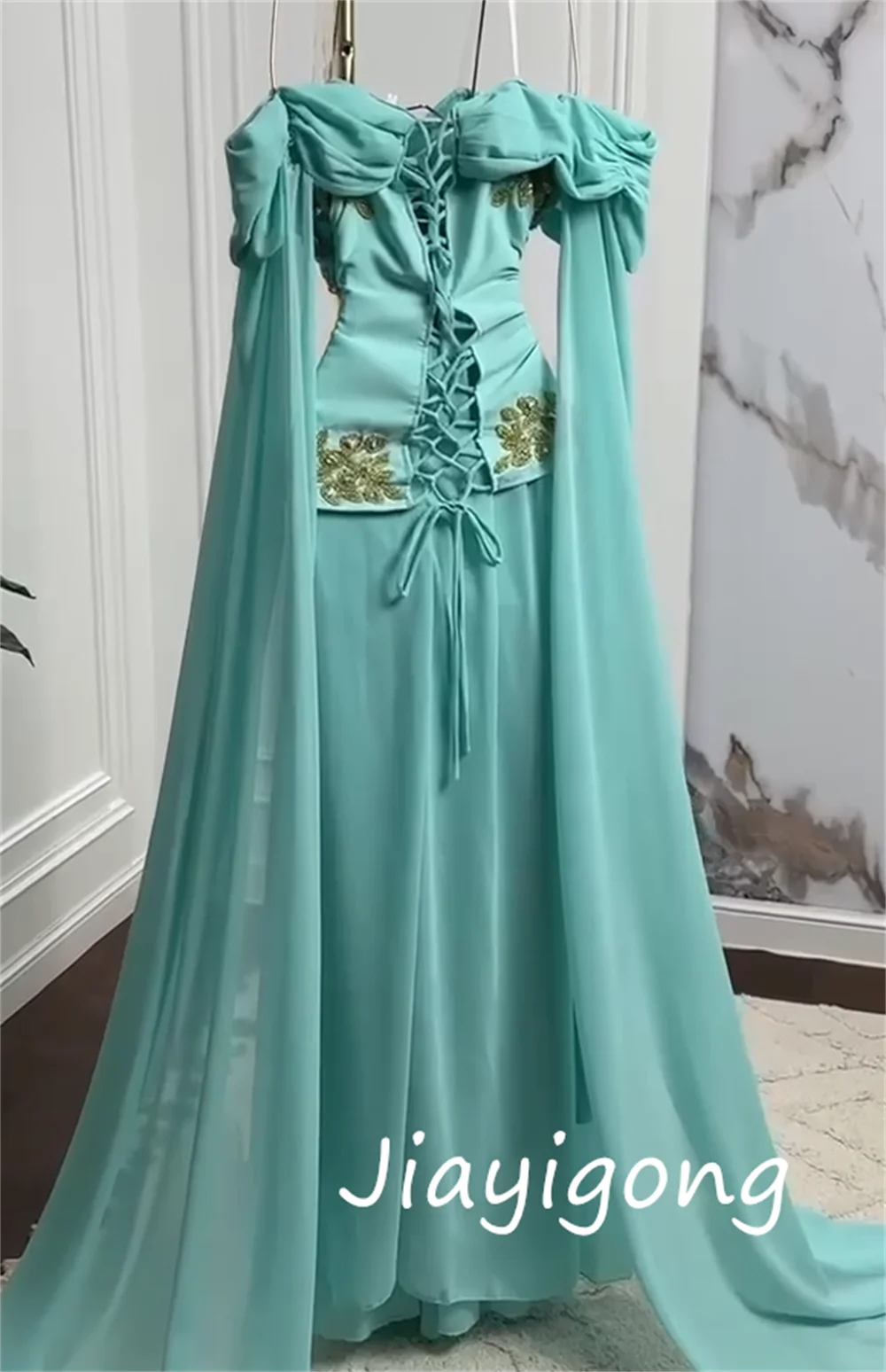 Aangepaste mode ingewikkelde chiffon lovertjes plooi a-lijn off-the-shoulder lange jurken op maat gemaakte gelegenheid sexy