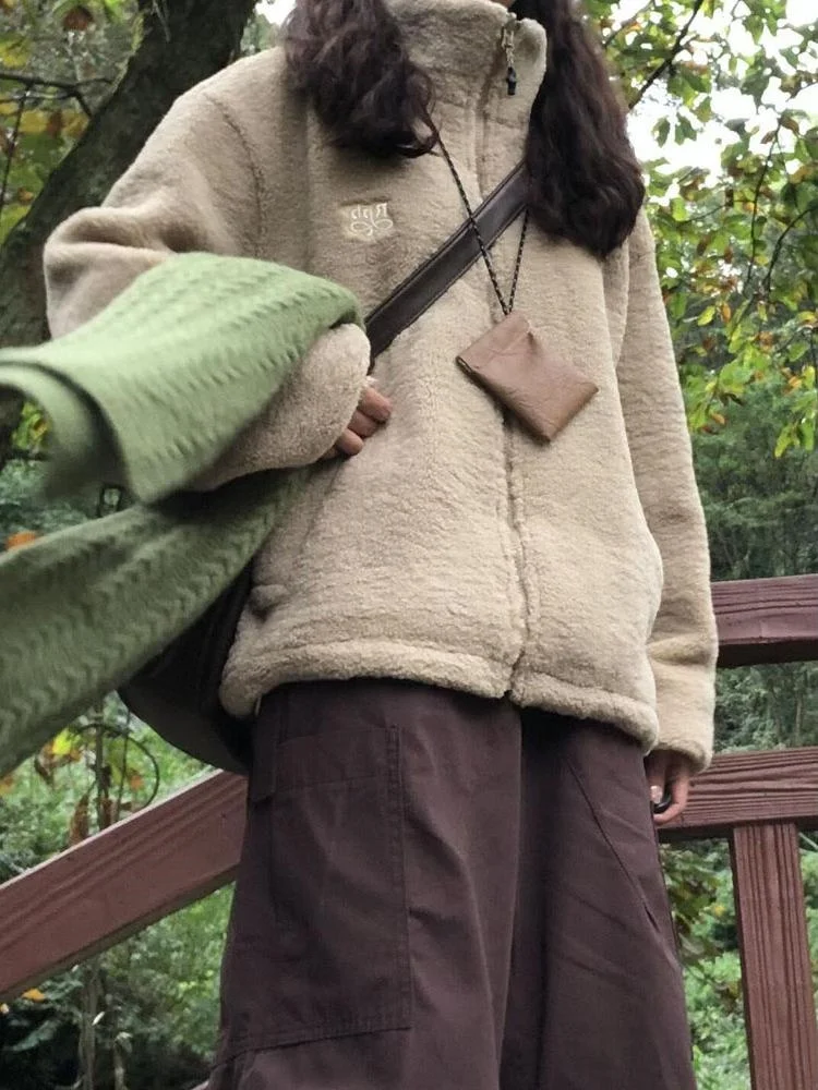 

Женская верхняя одежда из овечьей шерсти и удобная, хорошо облегающая, правильно объемная, достаточная, защищенная для девочек