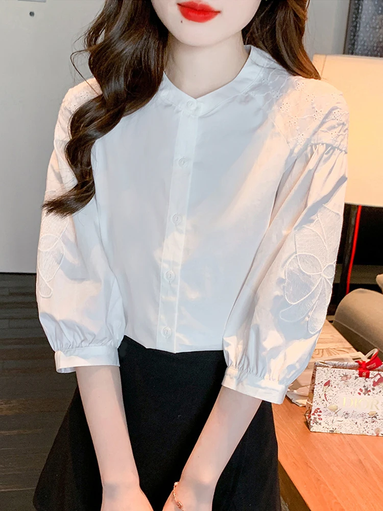 

Корейская женская блузка с вышивкой, белая, весенняя, новый дизайн, универсальная, на одной пуговице, с рукавом 3/4, модная, для повседневной носки