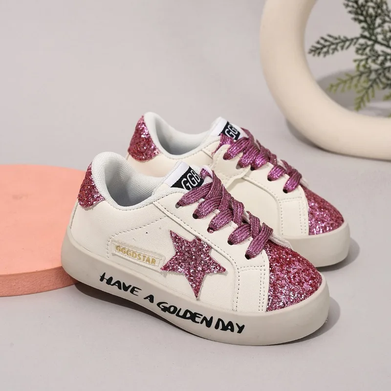 

Новые детские кроссовки с пайетками для девочек, летние повседневные туфли, модные звездные нескользящие туфли, удобные, дышащие и нескользящие.