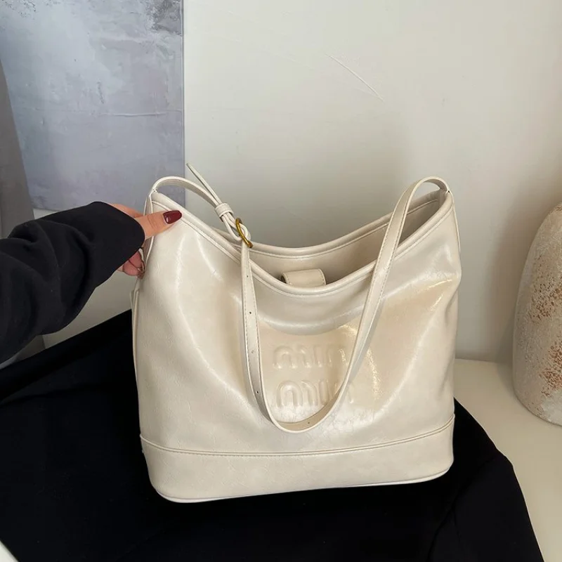 

Модная модная мини-сумка-кошелек для женщин, шикарная прогулка с простым буквенным логотипом и кожаным материалом премиум-класса