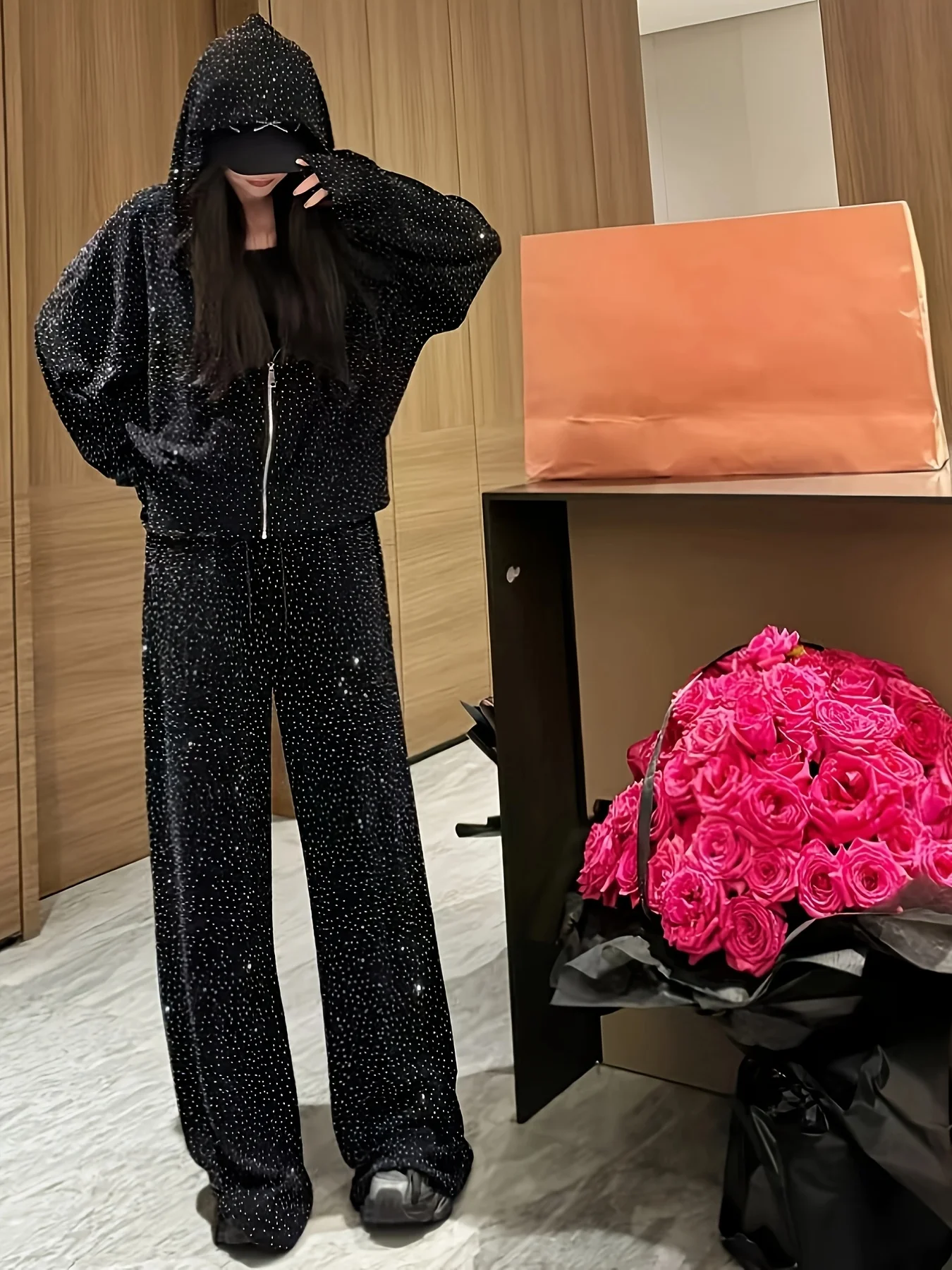 A two-piece set of high-end, shiny silk hooded sweatshirt, wide-leg pants, salt-toned, mature and fashionable casual sportswear