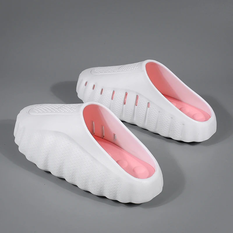 Neue Herren-Hausschuhe für den Außenbereich, weiche, dicke Sohle, atmungsaktive Sandalen, rutschfeste Badezimmer-Hausschuhe, leichte Sommer-Strandsandalen