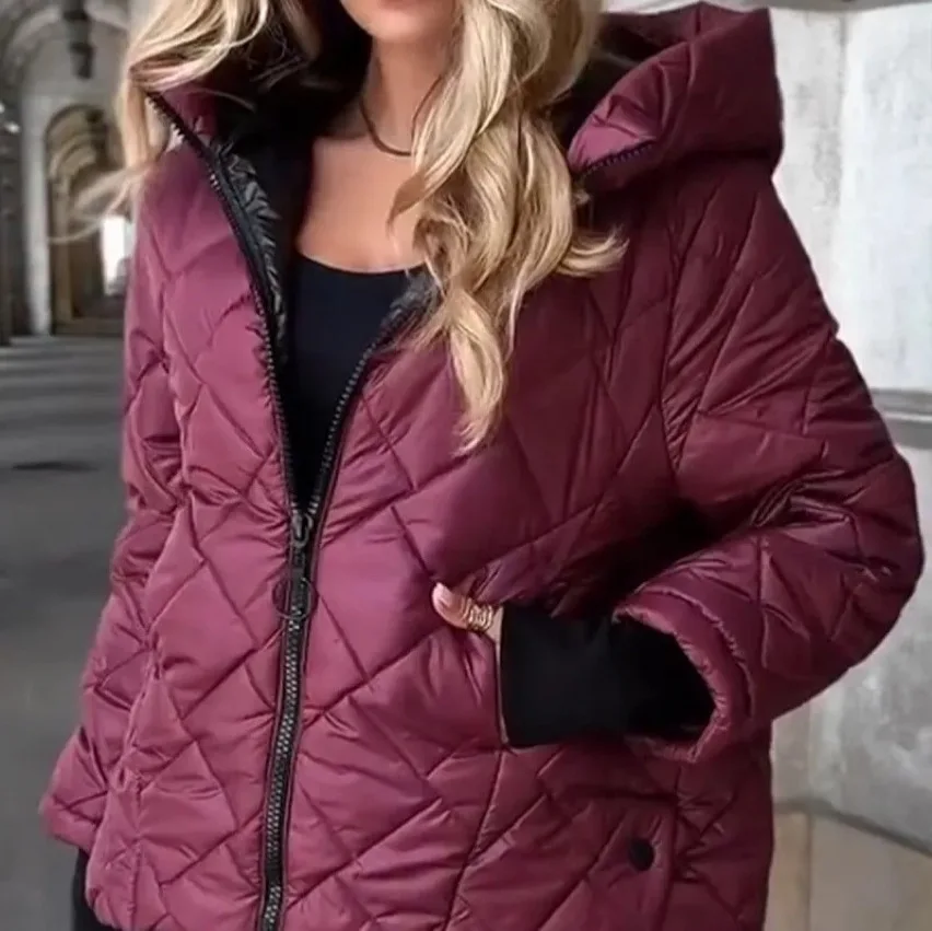 سترة قطن مبطنة لعام 2025 معطف نسائي لخريف وشتاء جديد خفيف الوزن ودافئ من القطن سترة قصيرة بقلنسوة