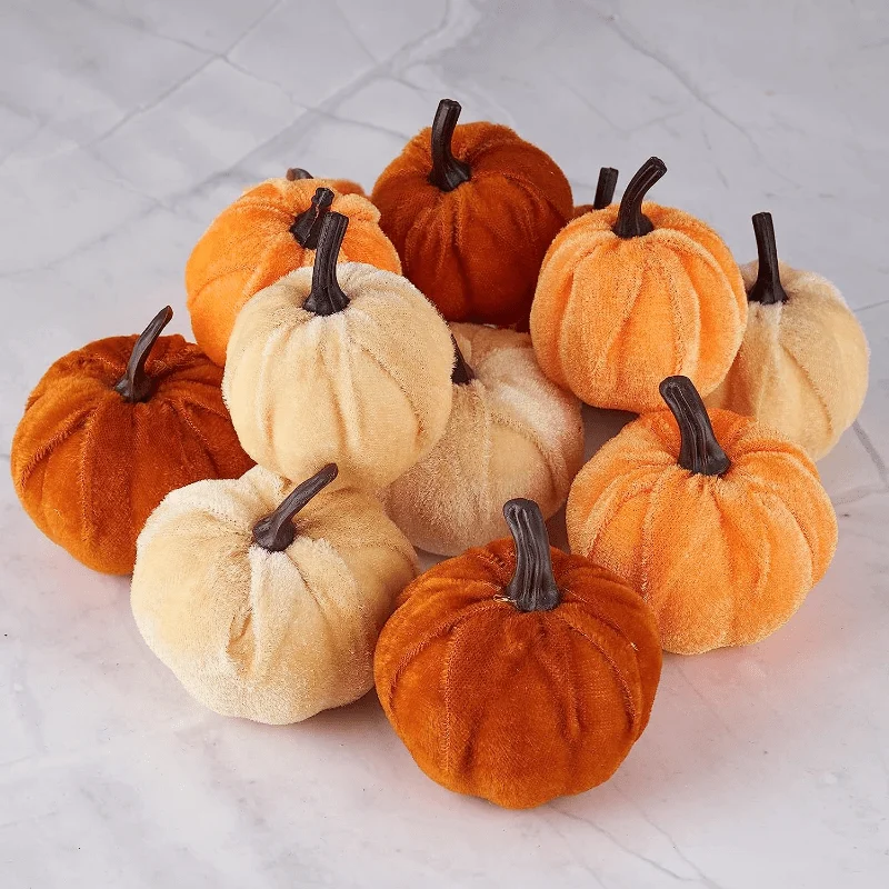 Set mit 10 Samt-Kunstkürbissen in zufälligen Farben, perfekt zur Dekoration Ihres Wohnzimmers für Halloween und Thanksgiving. – Detail 2